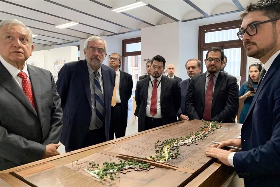 El Presidente revisó la cartera de proyectos desarrollados en la Facultad de Arquitectura.