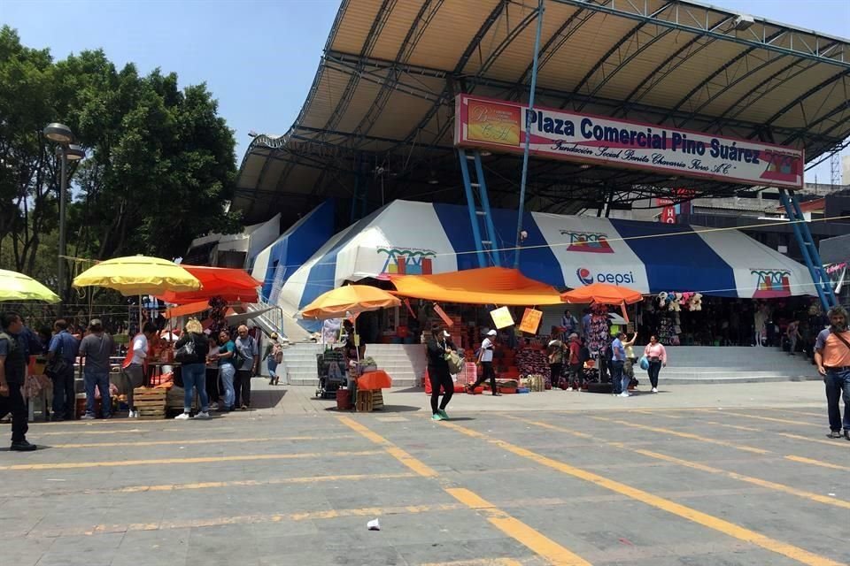 Se detectó que algunos ya se instalan en las entradas a la plaza comercial.