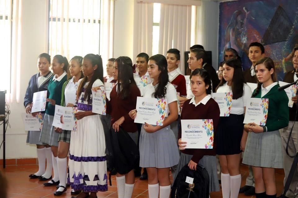 20 alumnos con los mejores promedios en nivel secundaria en Jalisco. 