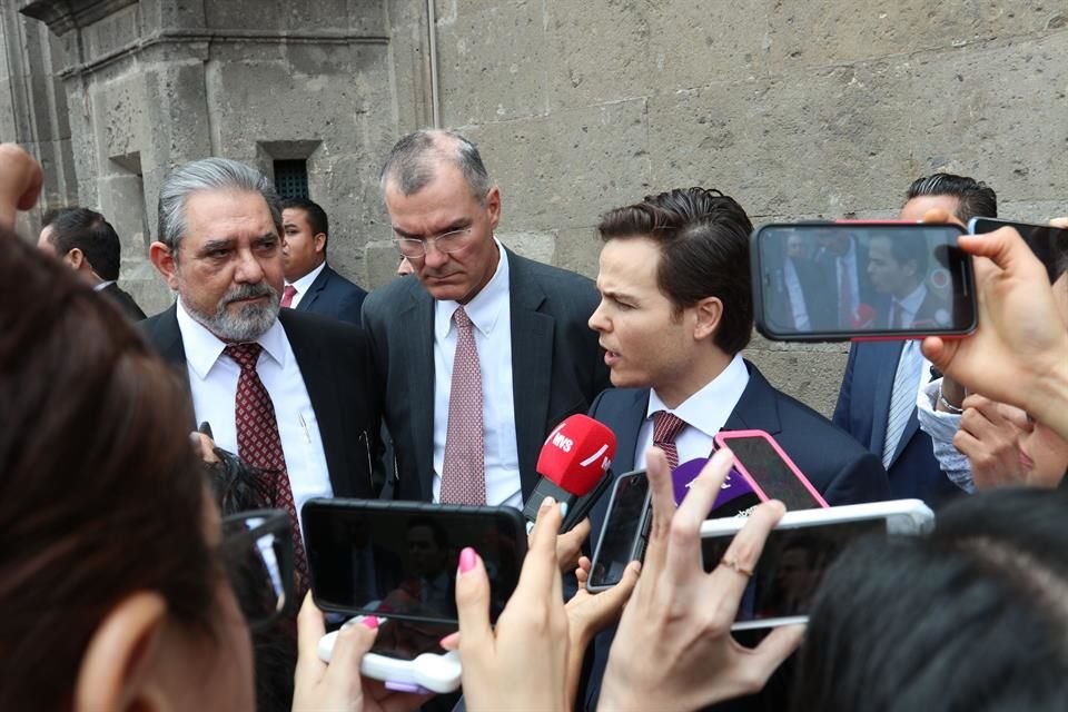 Adrián Sada Cueva, presidente de Caintra NL y director general de Vitro, habla tras salir de la reunión con AMLO.