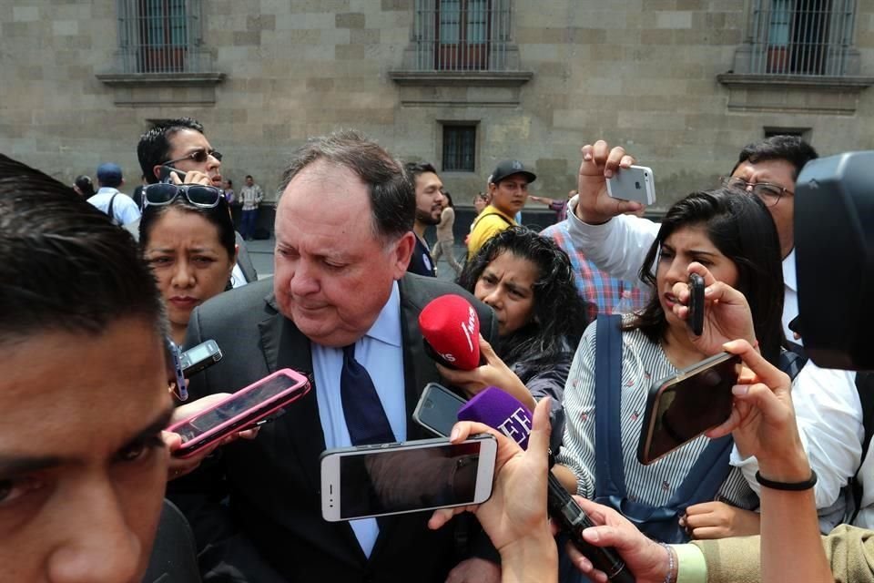 Armando Garza Sada, presidente de Alfa, habla con la prensa tras la reunión con AMLO.