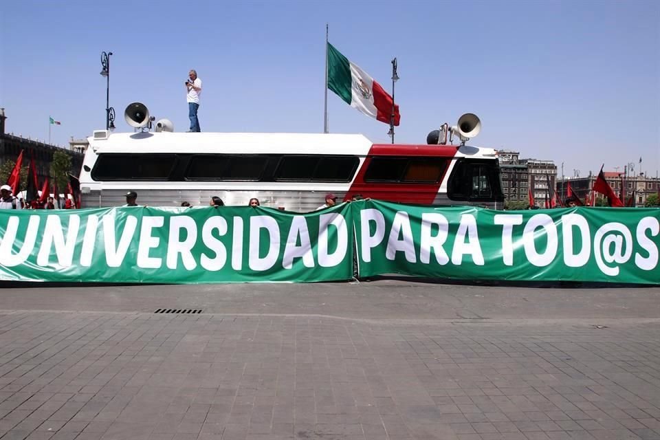 La falta de espacios ha provocado protestas de jóvenes en Palacio Nacional.