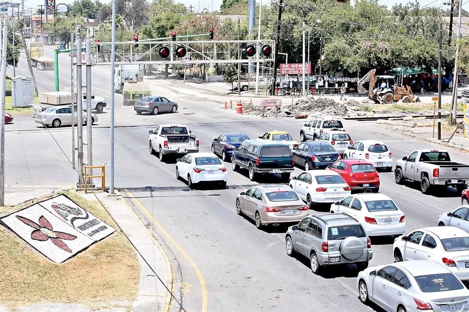 En Churubusco y Vía a Tampico, en Monterrey, falta señalización preventiva pintada en el pavimento.
