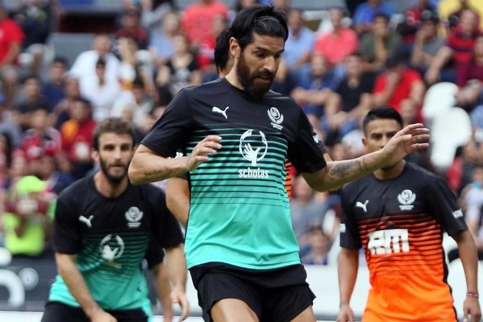 El 'Loco' Abreu tiene 42 años de edad y no para de jugar.