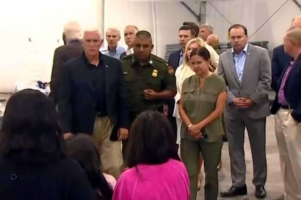 Vicepresidente de EU, Mike Pence, viajó al centro migratorio 'Donna' en Texas para mostrar las 'buenas' condiciones que ofrecen a migrantes.