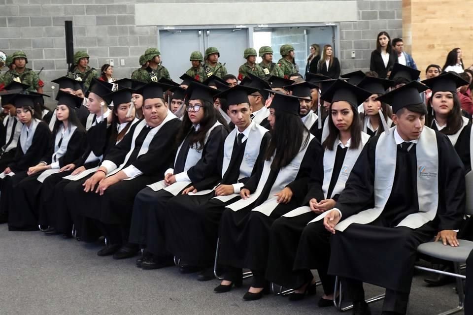 Ayer se graduaron los primeros 124 estudiantes de mecatrónica y electromecánica de la Escuela Roberto Rocca, ubicada en el municipio de Pesquería, Nuevo León.