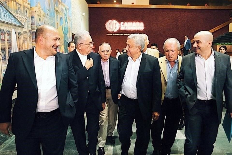 El Gobernador Enrique Alfaro, Javier Jiménez, de SCT; Alfonso Romo; de la Oficina de Presidencia; el Presidente Andrés Manuel; el empresario Eduardo Orendáin, y el Alcalde tapatío, Ismael del Toro.