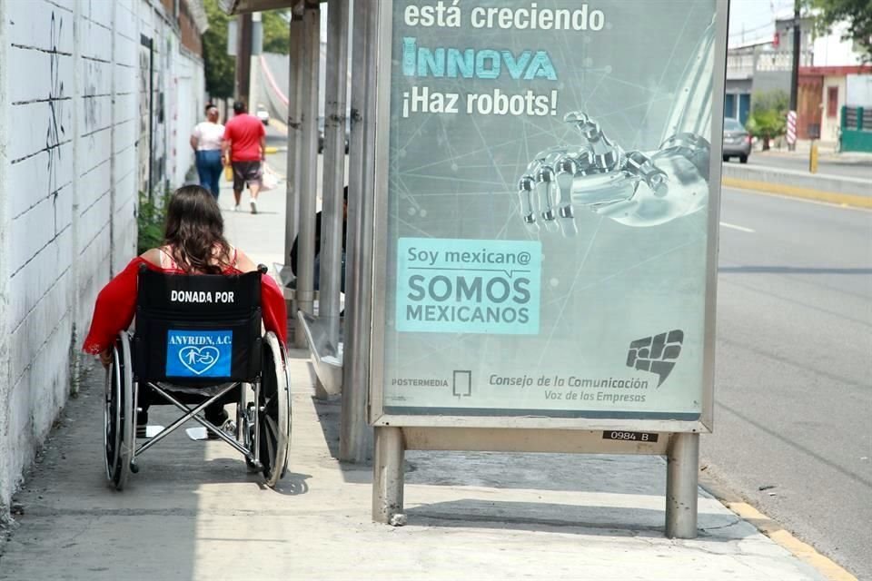 Ante la permisividad de los municipios que permiten su instalación a cambio de cobros, aunado a la falta de regulación, en el área metropolitana los anuncios cierran el paso a los transeúntes.