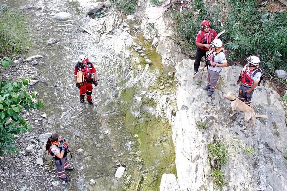 z Personal de Protección Civil y de la Policía Ministerial buscan en el Arroyo Seco a la pareja de novios que desapareció.