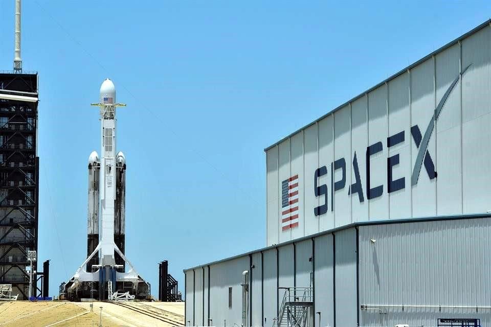 Recientemente, la NASA seleccionó el cohete Falcon Heavy de SpaceX, de Elon Musk, para lanzar su sonda científica a la luna de Júpiter Europa, que posee océanos líquidos que podrían albergar vida.