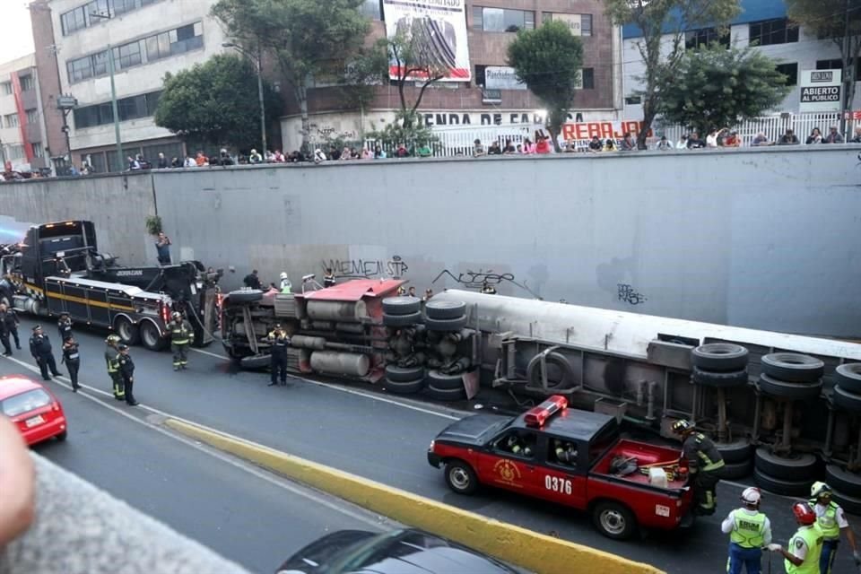 De acuerdo con los primeros reportes, un joven de 24 años, que conducía el tráiler, perdió el control del vehículo en una curva.