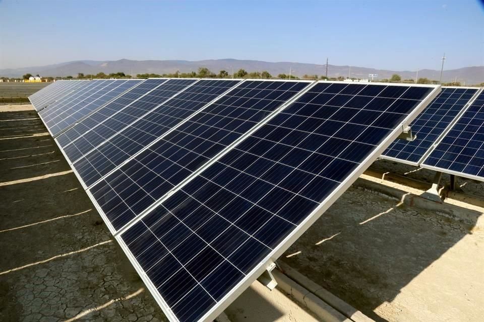 Los otros 6 mil megawatts provendrían del crecimiento exponencial de paneles solares en sitio.