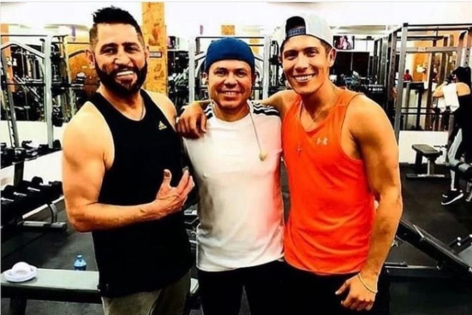 El gimnasio es otra de las actividades que disfruta, más si lo hace en compañía de otros colegas.