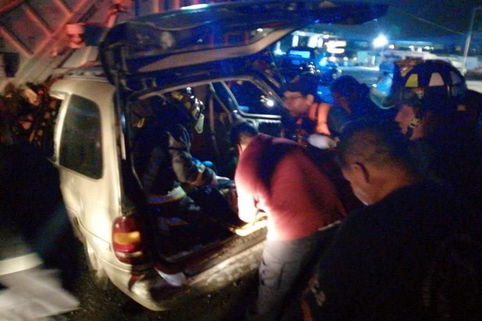Un conductor falleció prensado tras un accidente automovilístico en el poblado Santiago Tulyehualco, en Xochimilco.