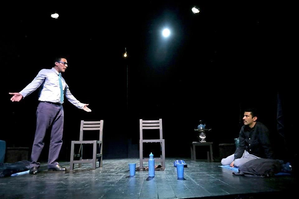 El Grupo Teatral Emergente de Caracas, conformado por Jesús Domínguez y Sebastián Torres, escenifica 'Emigrantes' en el Teatro La Capilla.