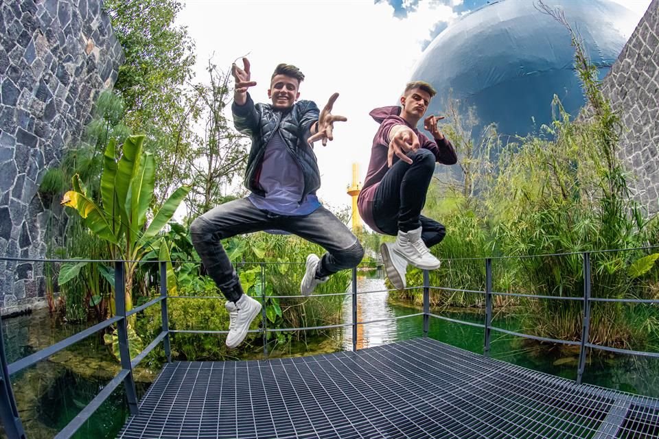 Los cantantes Adexe & Nau se divirtieron al visitar el martes el Papalote Museo del Niño.