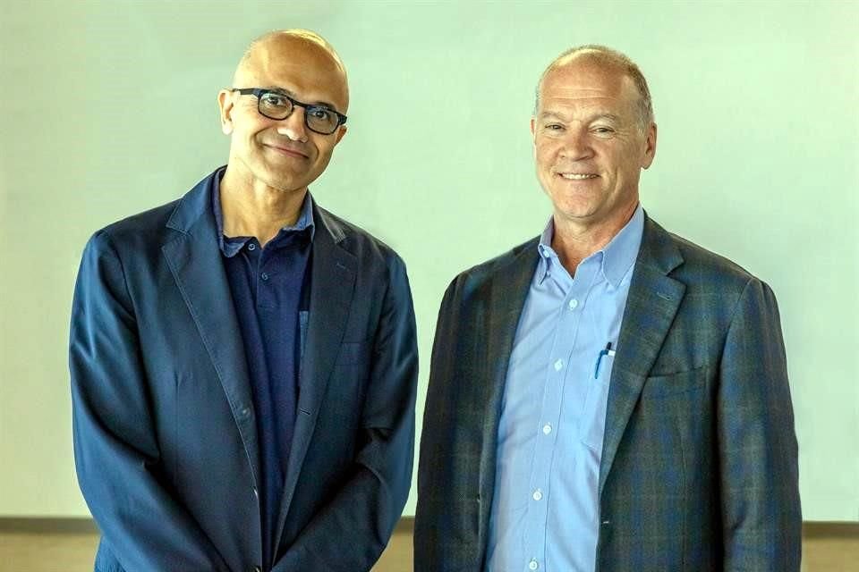 Satya Nadella, CEO de Microsoft (Izq.), y su homólogo de AT&T, John Donovan.