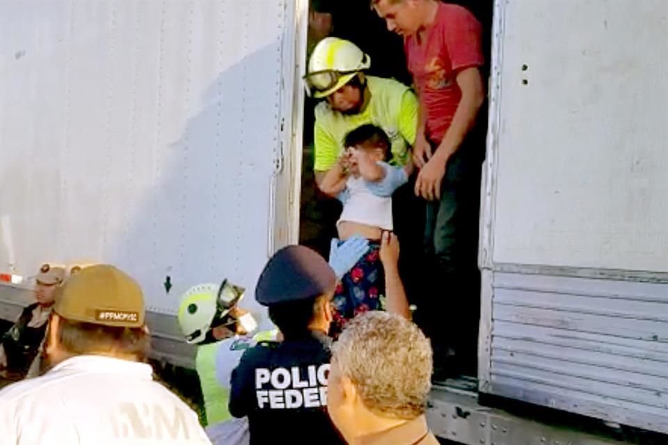 Unos 112 migrantes, incluyendo 34 menores, fueron retenidos en el municipio de China; iban en la caja de un camión.