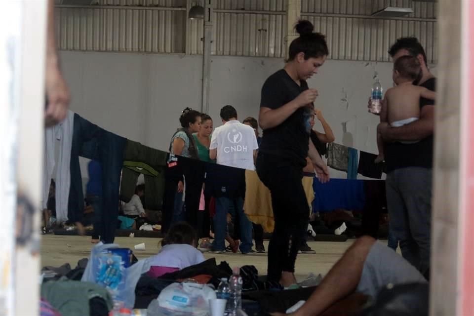 En la Expo Guadalupe, un auditorio fue habilitado como albergue para 451 migrantes.