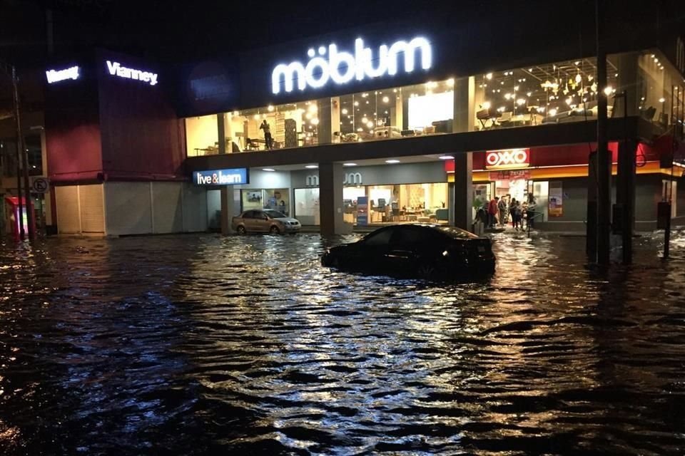 El agua cubría las llantas de los autos.