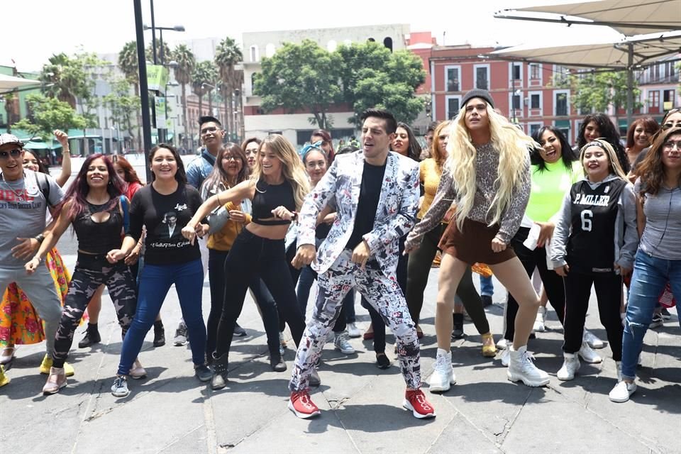 Vadhir Derbez estuvo acompañado por 10 bailarines en su flashmob.