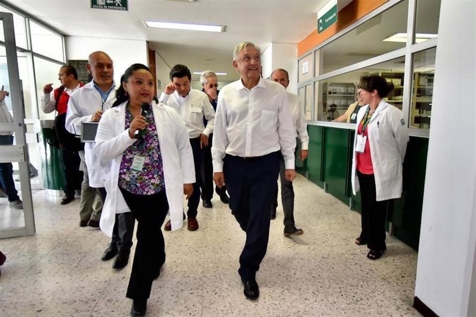 La intención, señaló AMLO, es concluir aquellos que realmente hagan falta, pues -argumentó- dichas obras se arrancaron cuando no hacían falta y sólo eran para contratar a los amigos de funcionarios.