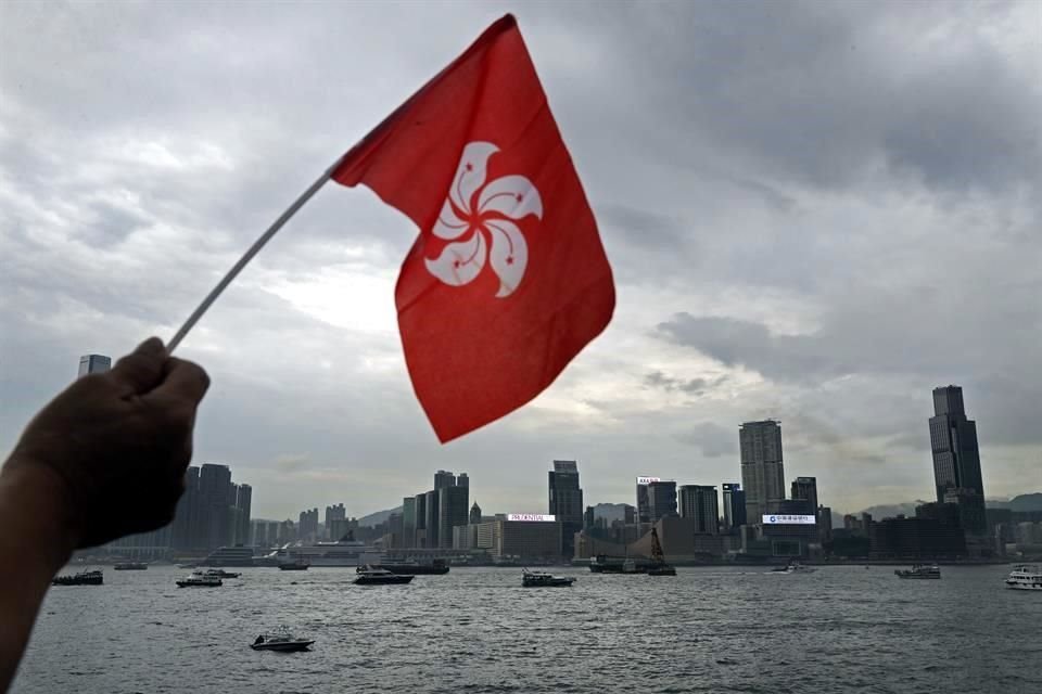 La policía de Hong Kong allanó un laboratorio de fabricación de explosivos caseros antes de otro fin de semana de protestas cerca de China.
