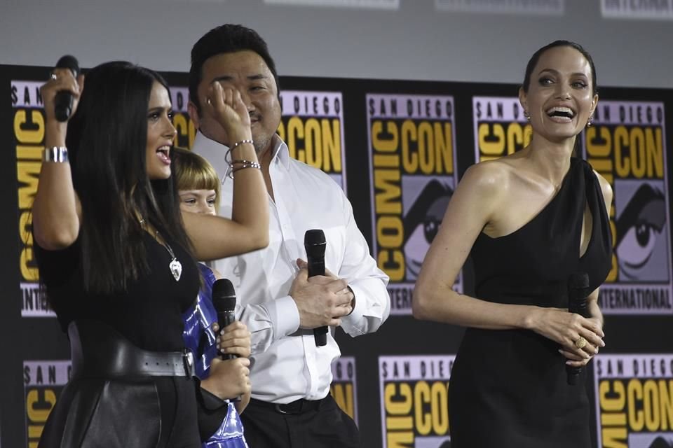 Durante la presentación de 'The Eternals', nueva cinta de Marvel, Salma Hayek y Angelina Jolie fueron de las más aplaudidas por el público.