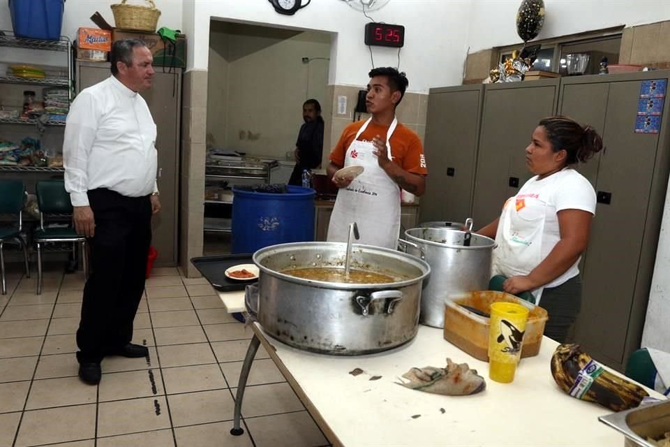 Diariamente, se preparan platillos para unas 700 personas, tanto del albergue, del comedor, como de las vías del tren y hospitales.