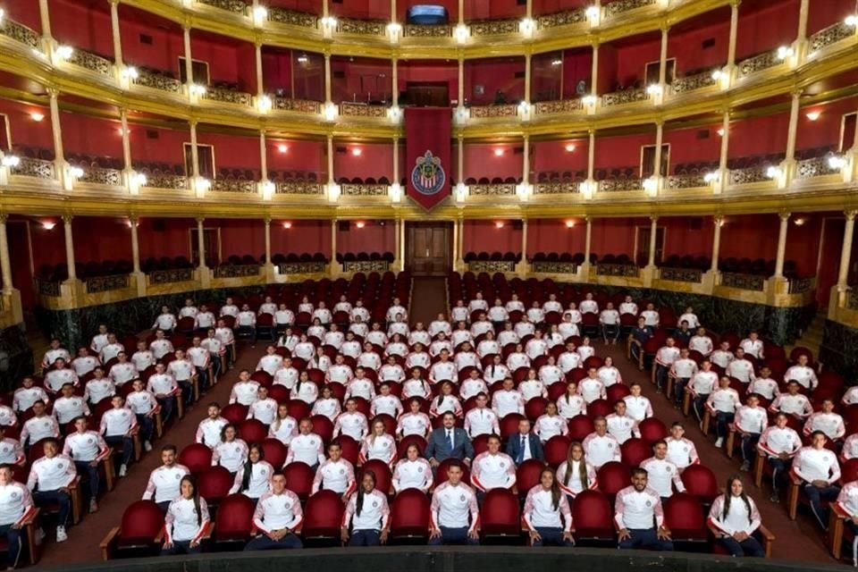 El Guadalajara se tomó la foto oficial en el Teatro Degollado.