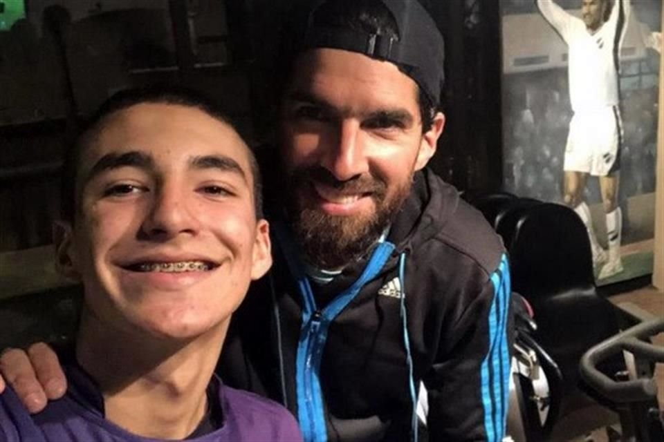 Diego juega de delantero al igual que su padre.