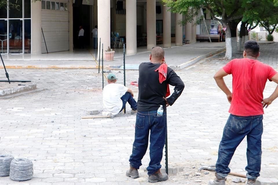 Sobre el atrio, trabajadores instalaron tubos para sostener alambre de púas.