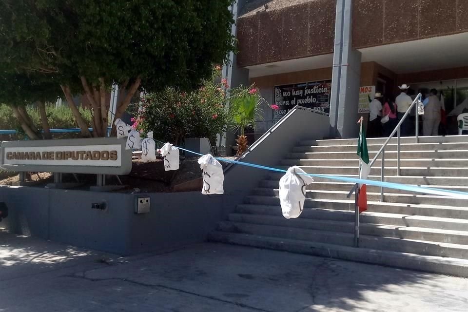 La aprobación de la llamada 'ley Bonilla' provocó protestas de activistas en el Congreso estatal.