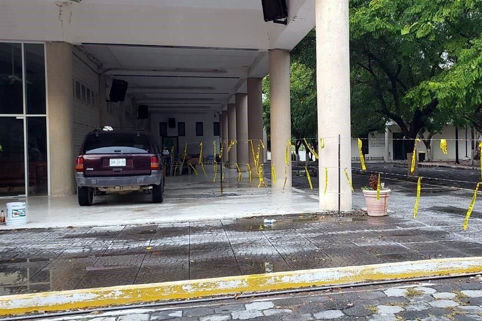 Particulares dividieron con cinta y alambre de púas el predio en el que se ubica la iglesia.