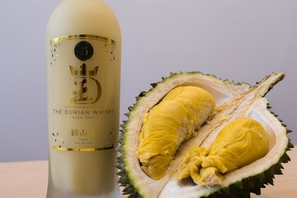 Una compañía singapurense ofrece una bebida alcohólica con durián, fruta cuyo consumo callejero está prohibido por su olor.