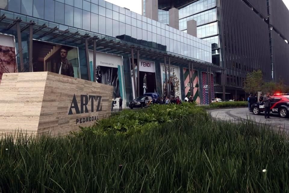 Dos horas después, en medio de escenas de crisis nerviosa y desesperación, las personas comenzaron a salir de Plaza Artz tras el tiroteo que dejó dos muertos