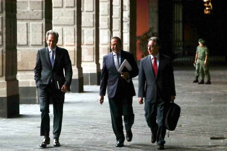 Del Valle y Salazar a su salida de la reunión con Presidencia.