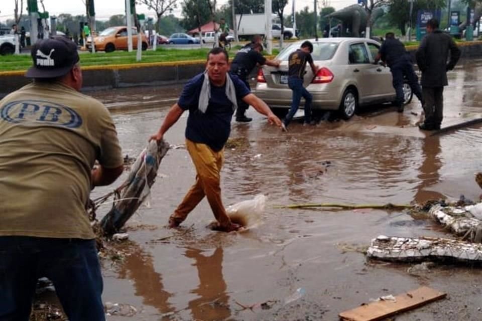 Varios automóviles quedaron varados.