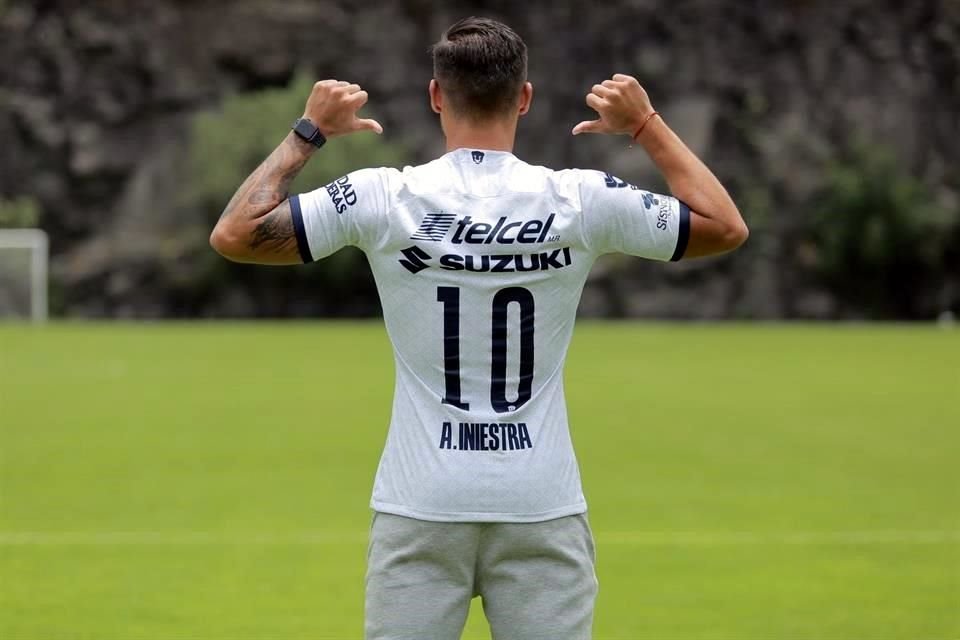 Iniesta heredó el número que han portado grandes figuras de Pumas.