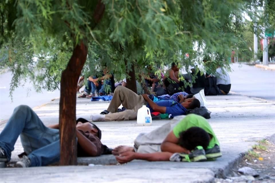 Tras ser enviados a la Ciudad, los migrantes recorren tramos largos a pie y con poca información.