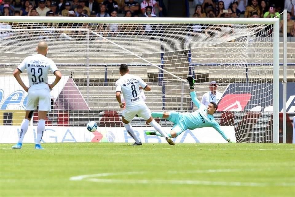 Barrera cobró por el centro el tiro penal y dejó sin oportunidad del arquero Hugo González.