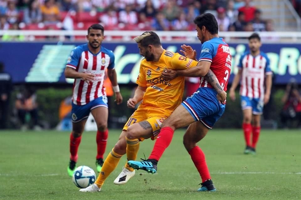 Los Tigres llegaron como favoritos al partido, ante unas Chivas que venían de ser goleadas en la Fecha 1.