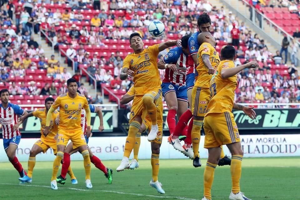 Antonio Briseño se elevó en el área para rematar un tiro de esquina y marcó el gol que encaminó a las Chivas al triunfo.