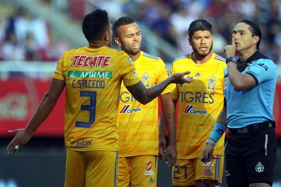 No habían pasado muchos minutos y Salcedo se vio envuelto en una jugada que fue revisada por el VAR.
