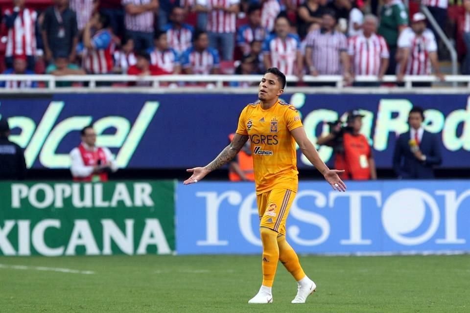 El árbitro pudo observar la plancha que le dejó Salcedo a Michael Pérez y el zaguero de Tigres se fue expulsado.