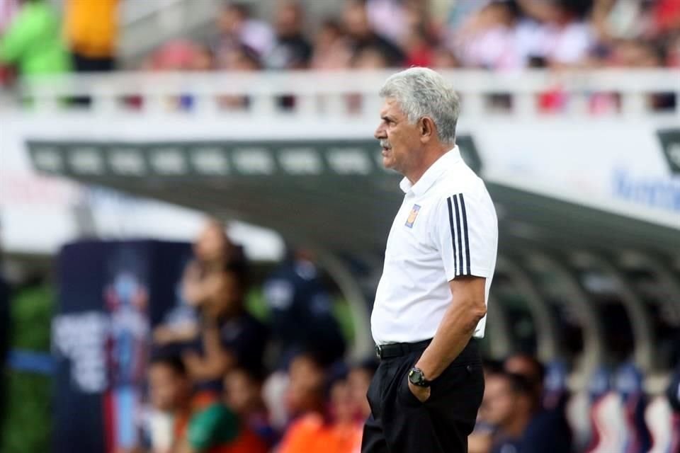 Mientras Ricardo Ferretti buscaba componer a su equipo que se había quedado con 10 hombres.