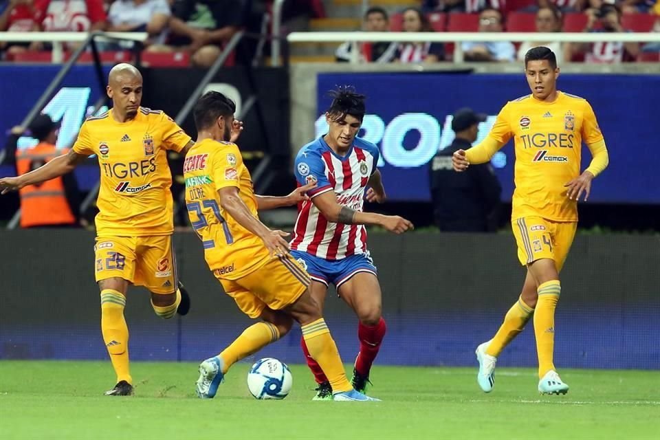 Pulido aprovechó en los últimos minutos para descolgarse y meterse al área para provocar un penal que él mismo cobraría.