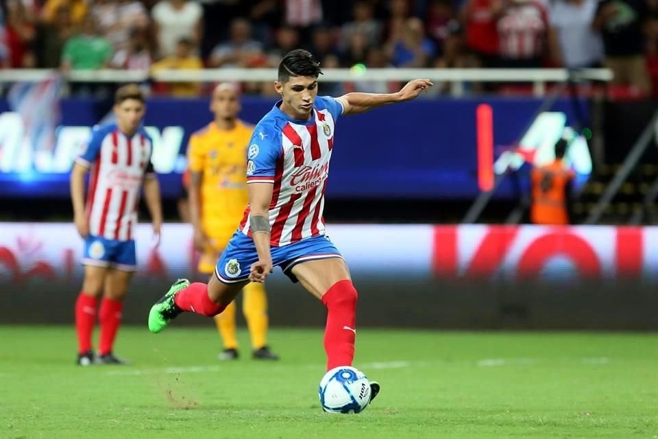 ¿Hizo el famoso brinquito? Esta vez no, optó por golpear fuerte el balón para incrustarlo en las redes.