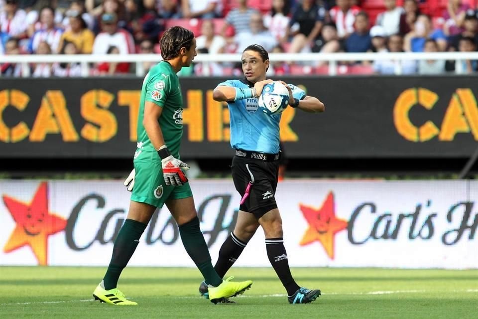 El árbitro tuvo que cambiar dos balones que estaban desinflados.