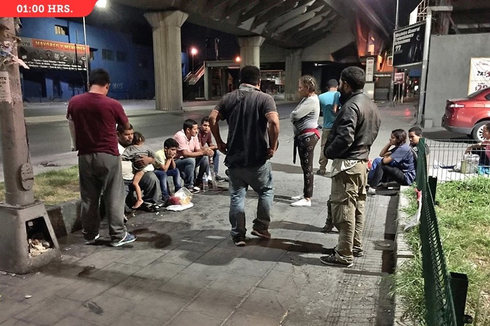 Desde el cruce de las avenidas Colón y Pablo A. de la Garza, unos 17 migrantes denunciaron que un autobús del INM los trajo desde Nuevo Laredo y los dejó en la calle.